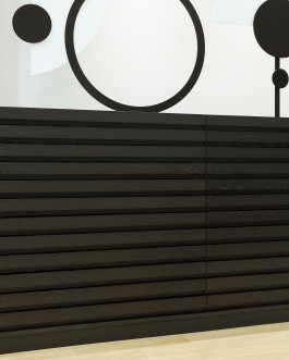 Vue de détail d'un mobilier de présentation des lunettes Anne & Valentin conçus par le studio Altobraco et photographié par Rachel Woodson. 