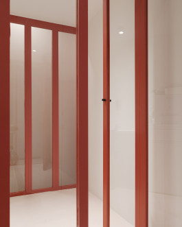 Vue de détail des ouvertures dessinées pour la boutique Anne & Valentin dans le Marais et conçues par le studio Altobraco et photographié par Rachel Woodson. 