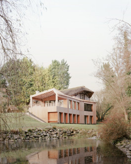 Vue extérieure d'une maison et de son extension par le studio Altobraco et photographié par Simone Bossi 