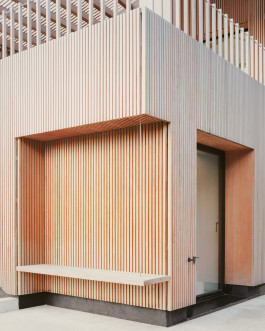 Détail extérieur d'une assise intégrée à l'architecture par le studio Altobraco et photographié par Simone Bossi 