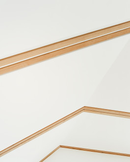 Détail intérieur des poutres au plafond d'une architecture par le studio Altobraco et photographié par Simone Bossi 