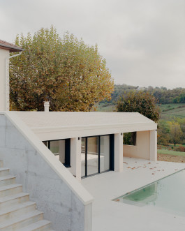 Vue extérieure de l'extension et d'une piscine du studio d'architecture Altobraco et photographié par Jean-Baptiste Thiriet 