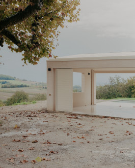Vue extérieure de l'extension sur fond de paysage du studio d'architecture Altobraco et photographié par Jean-Baptiste Thiriet 