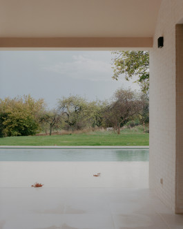 Vue depuis l'extension sur la piscine extérieure conçue par le studio d'architecture Altobraco et photographié par Jean-Baptiste Thiriet 