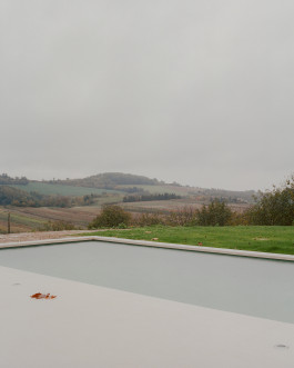 Vue de la piscine extérieure conçue par le studio d'architecture Altobraco et photographié par Jean-Baptiste Thiriet 