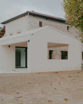 Vue extérieure de l'extension et de la maison conçus par le studio d'architecture Altobraco et photographié par Jean-Baptiste Thiriet 