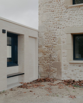 Vue de détail de la jointure de deux bâtiments conçus par le studio d'architecture Altobraco et photographié par Jean-Baptiste Thiriet 