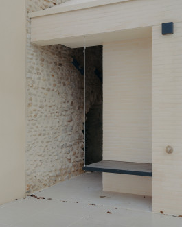 Vue de détail d'une assise intégrée à l'architecture du bâtiment secondaire conçu par le studio d'architecture Altobraco et photographié par Jean-Baptiste Thiriet 