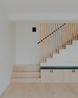 Vue intérieur de l'escalier conçu par le studio d'architecture Altobraco et photographié par Jean-Baptiste Thiriet 