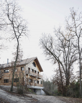 Vue extérieure d'une habitation conçu par le studio d'architecture Altobraco et photographié par Juliette Alexandre 