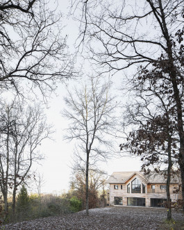 Vue extérieure d'une habitation conçu par le studio d'architecture Altobraco et photographié par Juliette Alexandre 