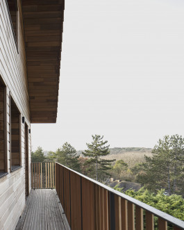 Vue extérieure depuis le balcon sur la profondeur de paysage, par le studio d'architecture Altobraco et photographié par Juliette Alexandre 