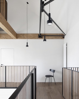 Vue intérieure d'un patio suspendu sous pente imaginé par le studio d'architecture Altobraco en collaboration avec Alexis Chappey et Jung Architectures et photographié par Juliette Alexandre 