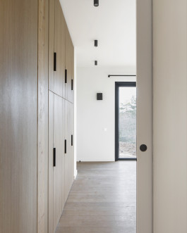 Vue d'un détail intérieur d'une des pièces à vivre par le studio d'architecture Altobraco en collaboration avec Alexis Chappey et Jung Architectures et photographié par Juliette Alexandre 