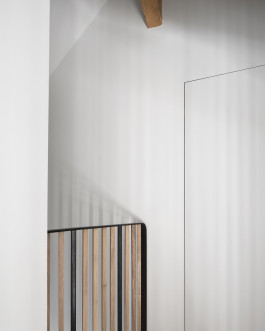 Vue de détail de la rambarde en bois et en acier noir par le studio d'architecture Altobraco en collaboration avec Alexis Chappey et Jung Architectures et photographié par Juliette Alexandre 